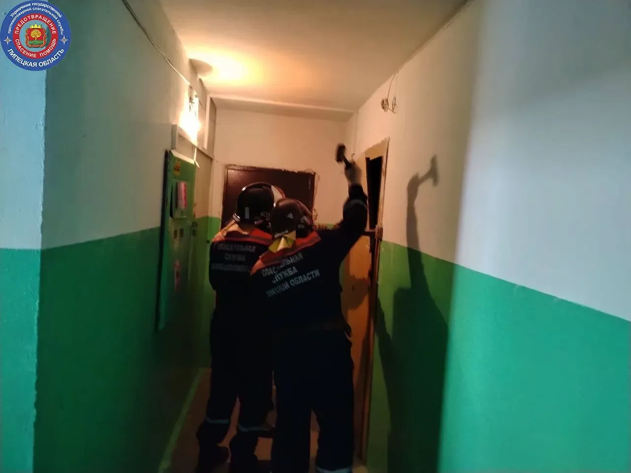 🚑 В Липецке спасателям пришлось вскрывать квартиру пенсионерки, которая перестала выходить на связь.