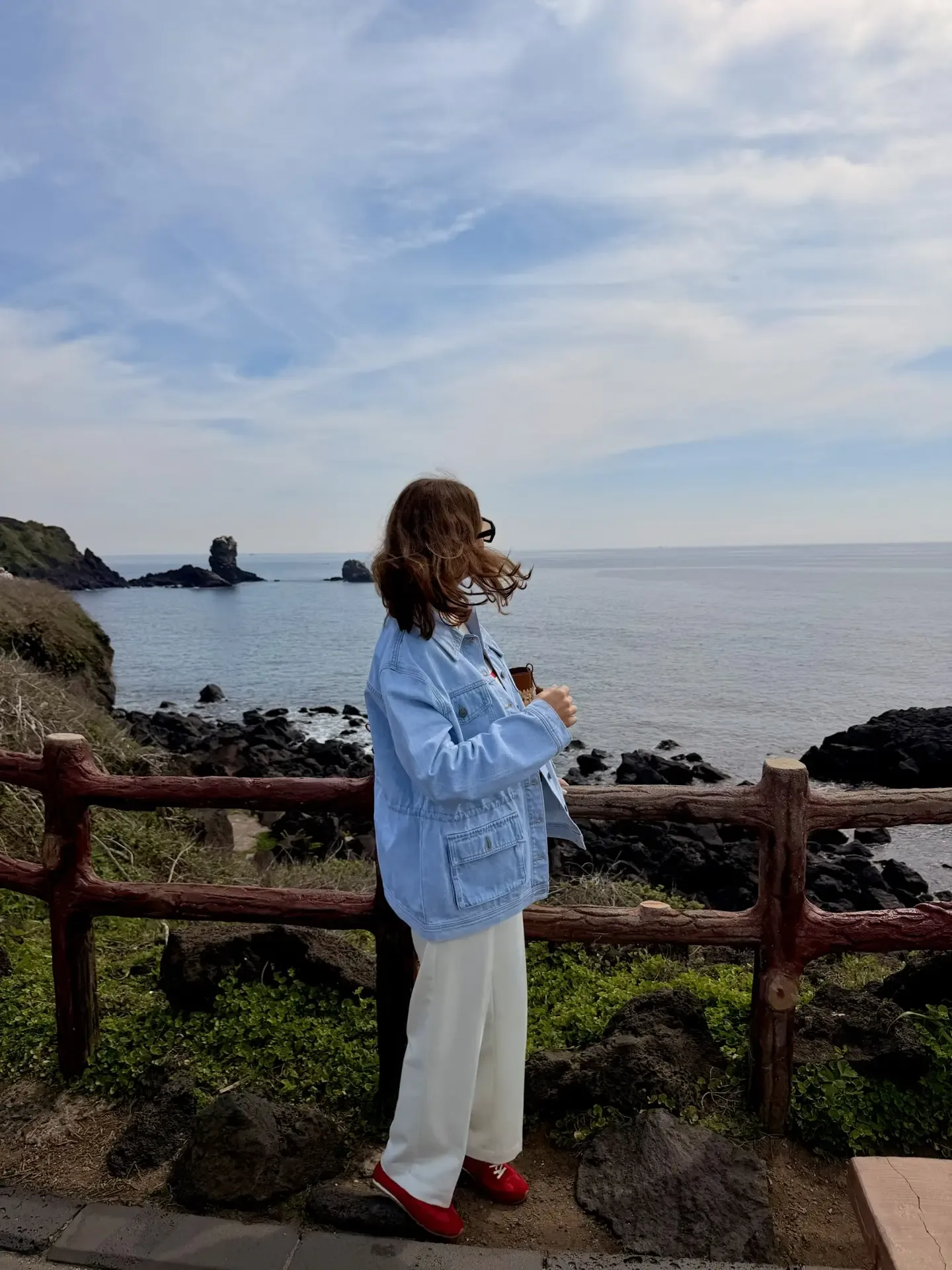 Теперь понимаю, почему корейцы так любят этот остров 🇰🇷  Природа здесь нереальная: кратеры вулканов,