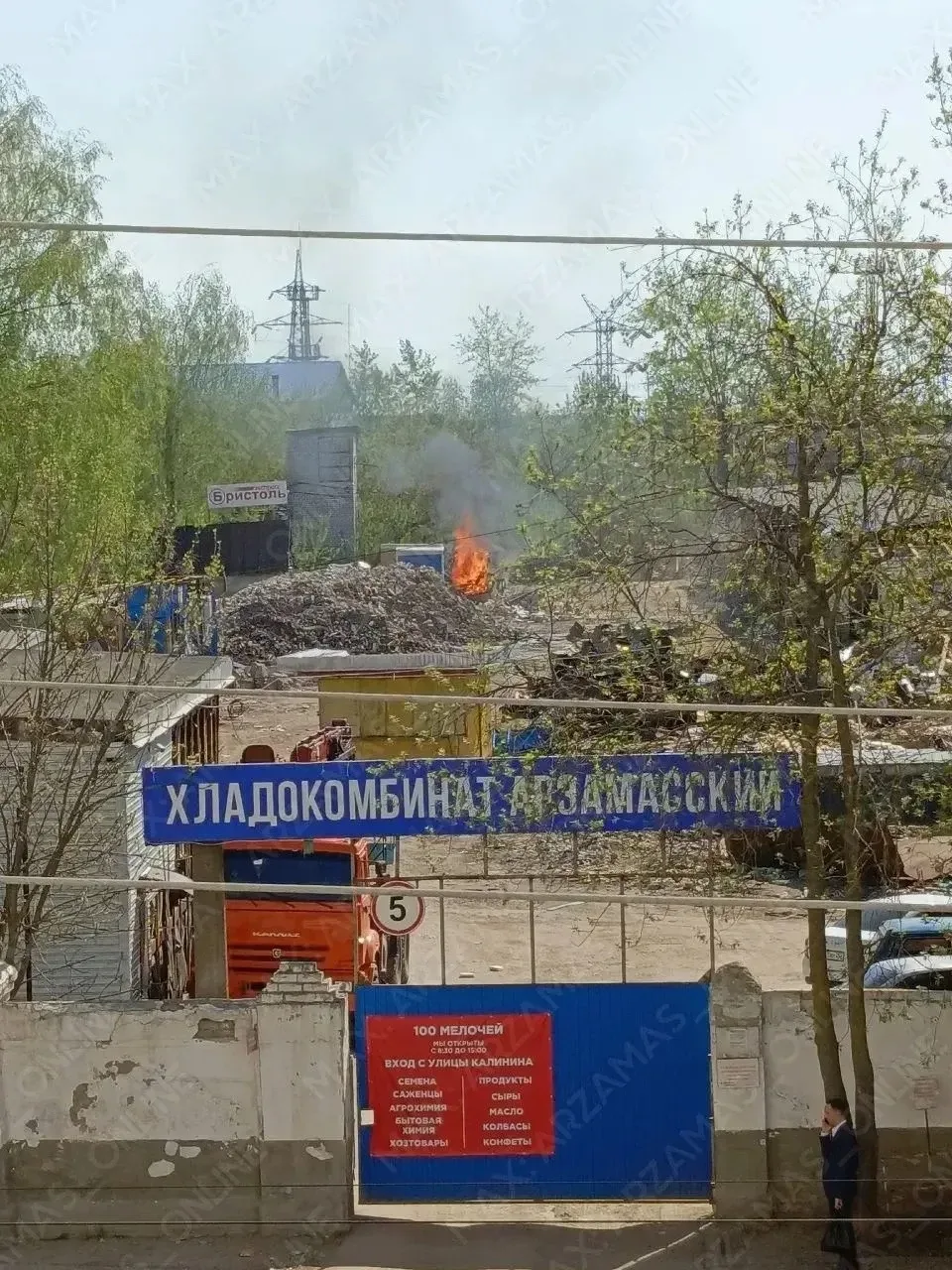 На улице 50 лет ВЛКСМ, на бывшем холодильнике, постоянно жгут мусор. Неужели жители должны терпеть е