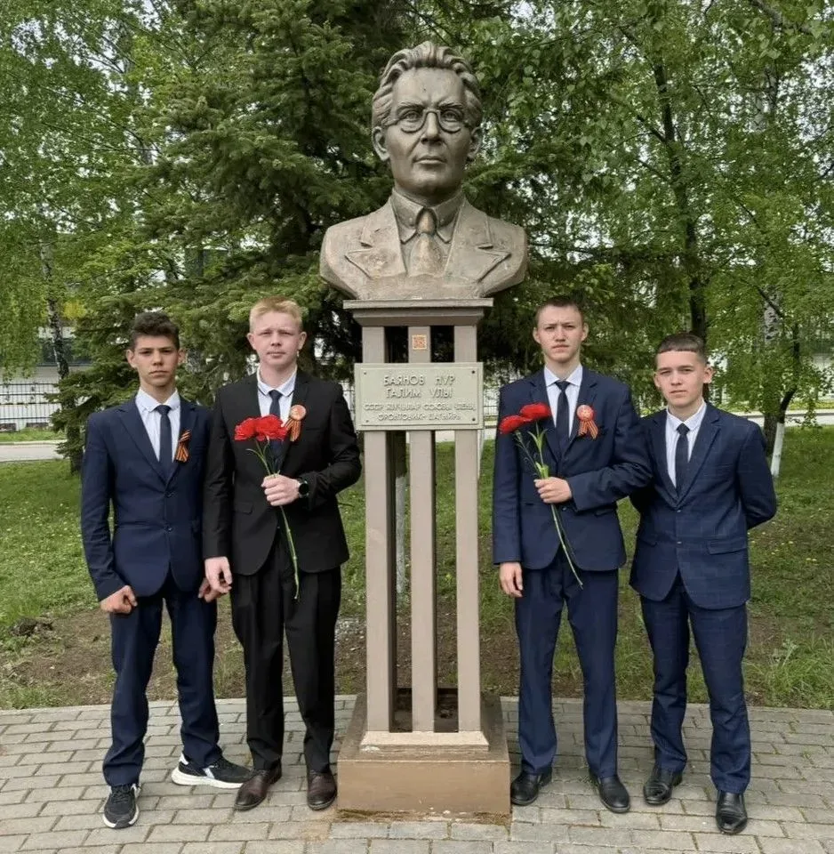 🌹 Нур Баян истәлегенә чәчәкләр салдылар  Бүген, күренекле татар шагыйре, Бөек Ватан сугышы каһарманы
