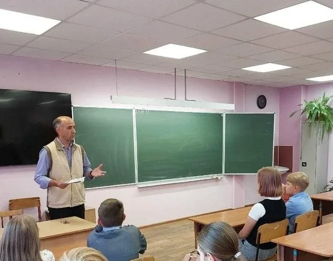 Учителя математики отстранили от работы после драки с шестиклассником в Междуреченске Оказалось, что