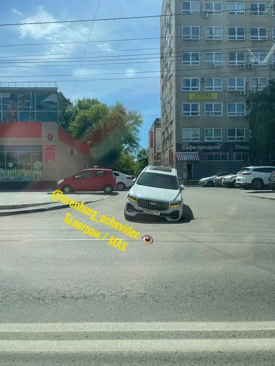 На Туркестанская Монджаро провалилась в открытый люк 🫣  👁Подписаться на ОРЕНБУРГ ОЧЕВИДЕЦ