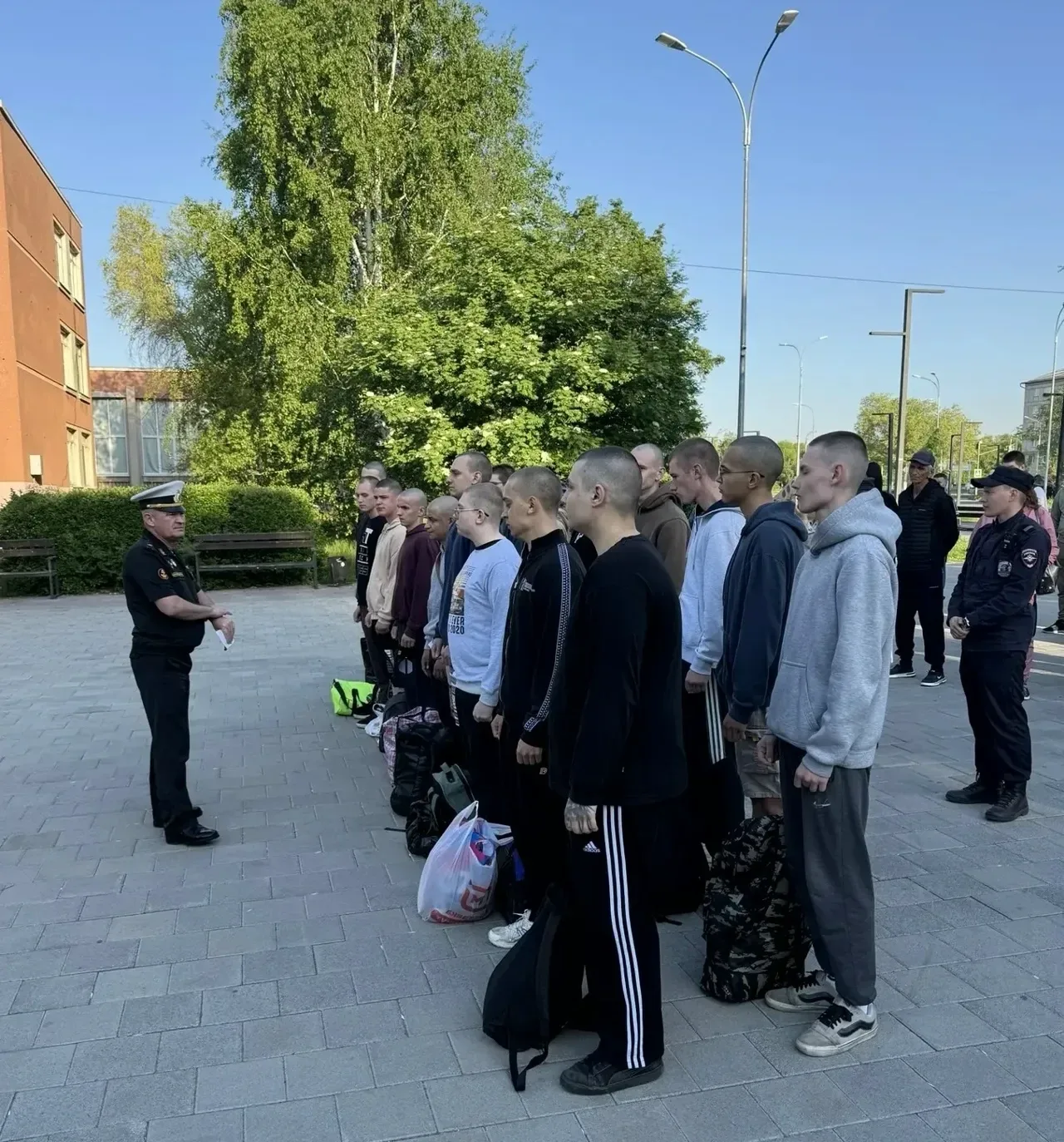 ⭐️ В Магнитогорске почти два десятка парней проводили на срочную службу   Сегодня ранним утром в Пат