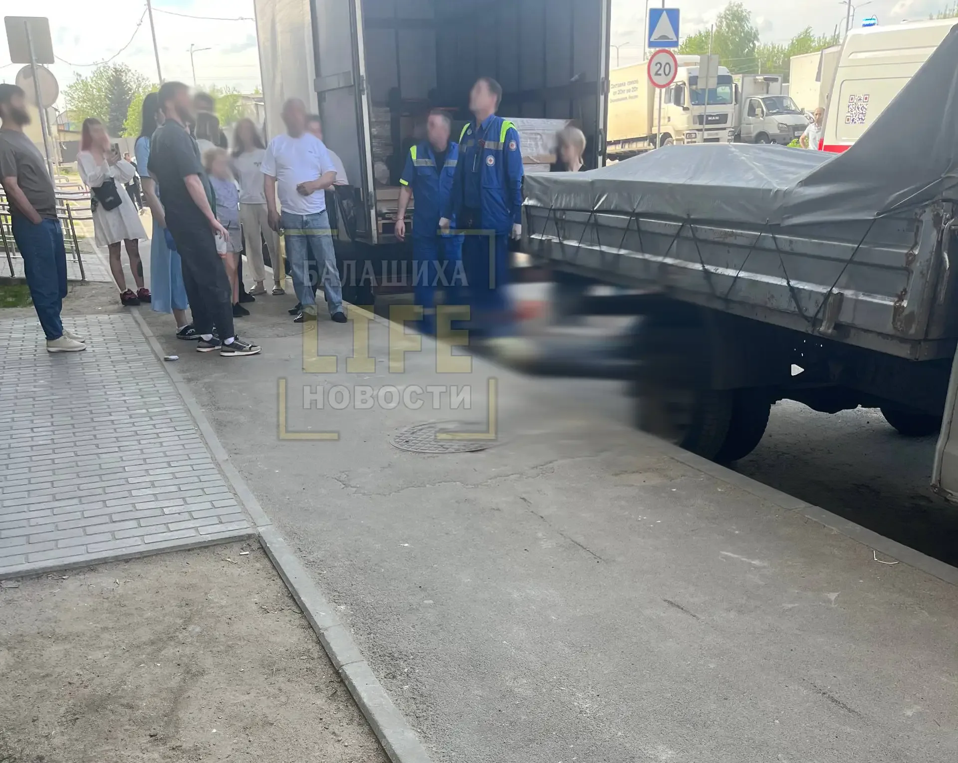 "Девочка на улице Яганова 1-ый дом, упала с 17-ого этажа. Училась в 27 школе МБОУ "СОШ" в 7 классе, 