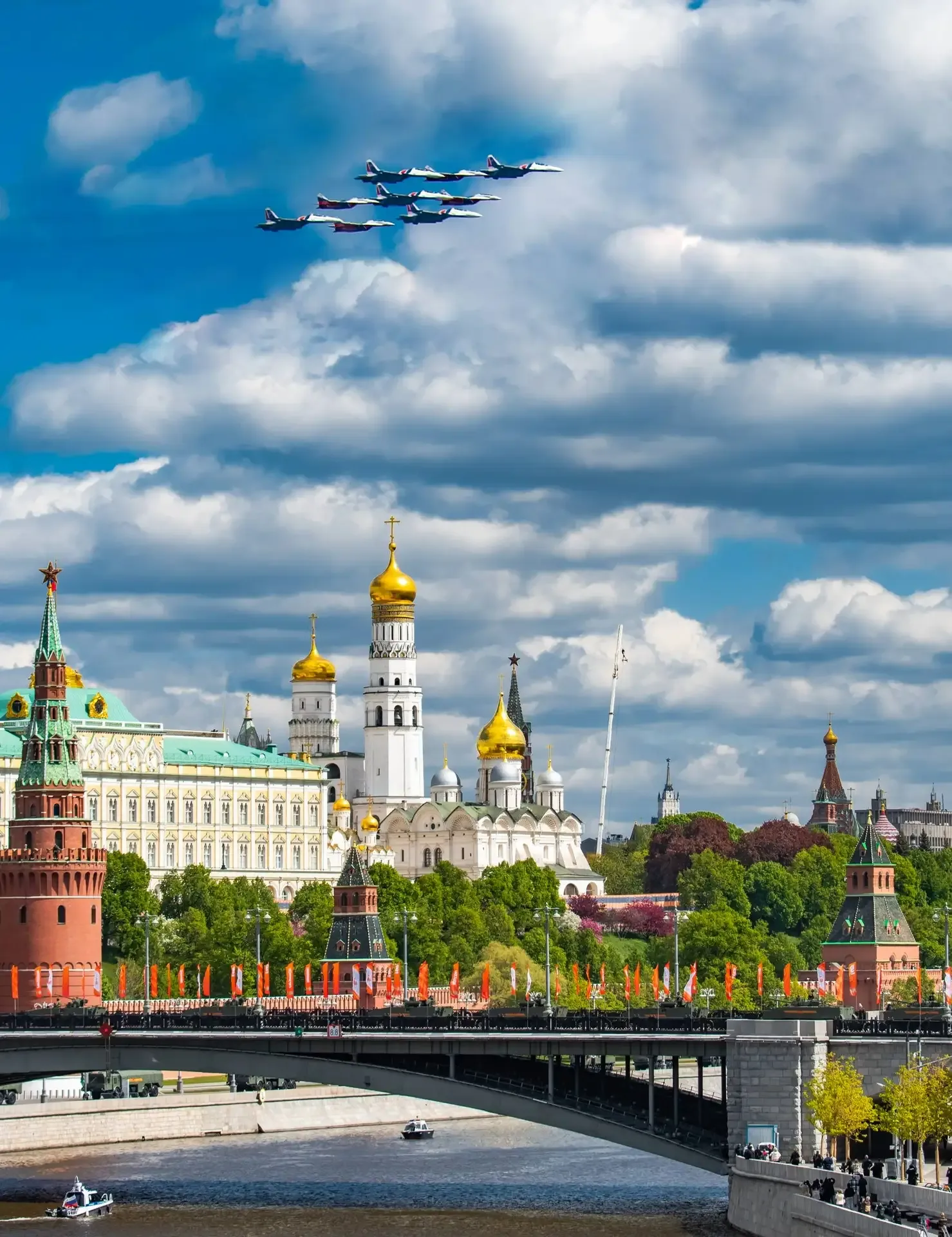 Каждый год воздушная часть Парада Победы — это результат колоссального труда сотен людей. Летчики, и