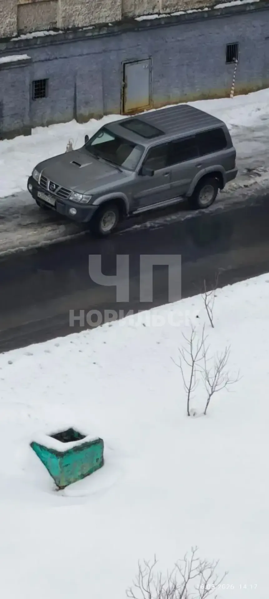 С каких пор у нас разрешено парковаться на тротуаре?  Прислали боту   ЧП Норильск в МАХ | Прислать с