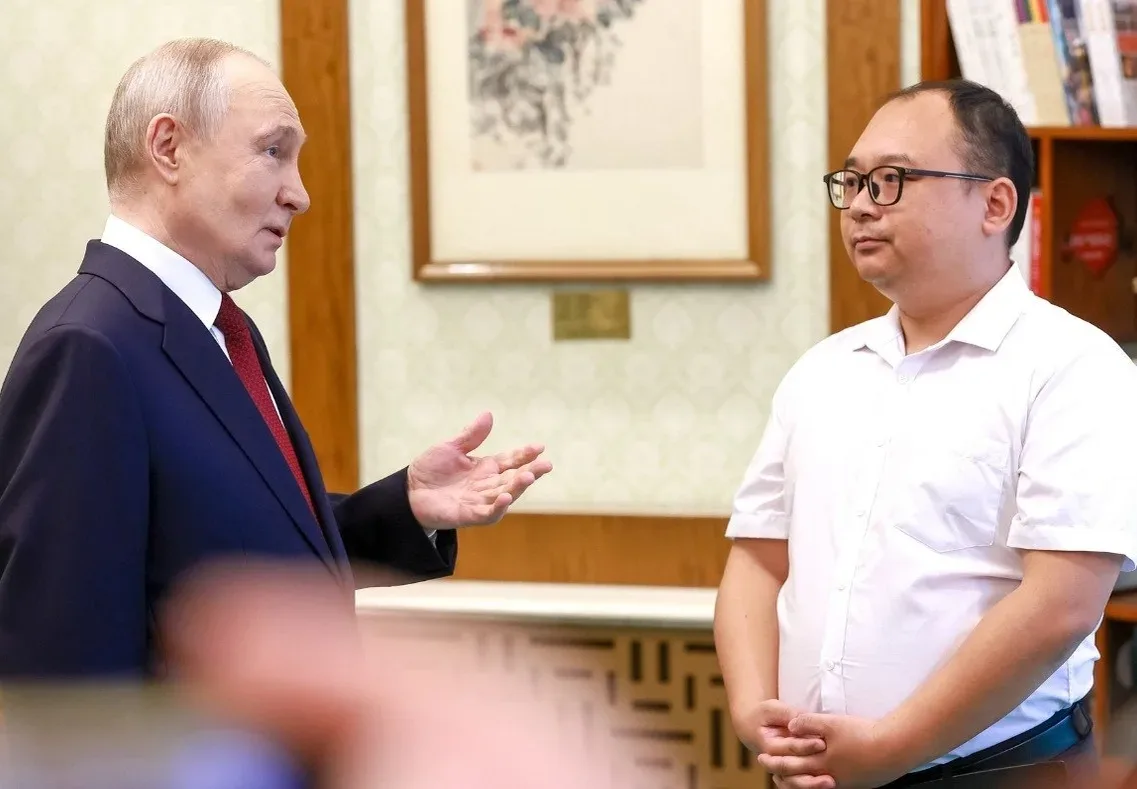 Путин встретился с китайцем, которого видел ребенком в 2000 году  Сейчас Пэн Паю 36 лет, и он инжене