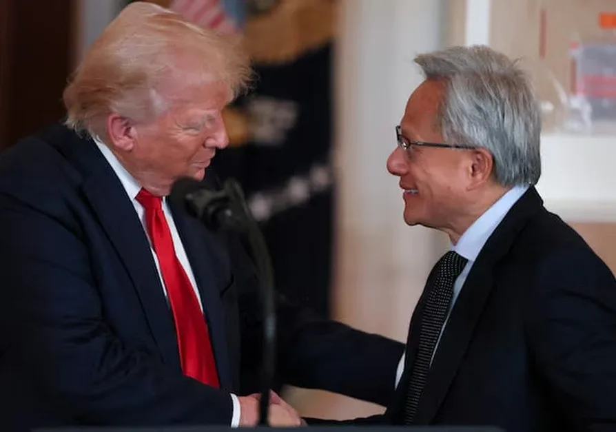 Трамп летит в Китай: на борту его самолета Илон Маск и Дженсен Хуанг  Трамп летит в Пекин вместе с о