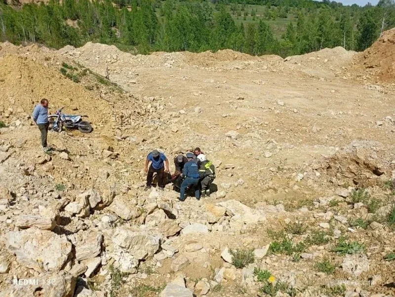 Орловского питбайкера, покорявшего бездорожье, пришлось выносить на дорогу на носилках  В областной 
