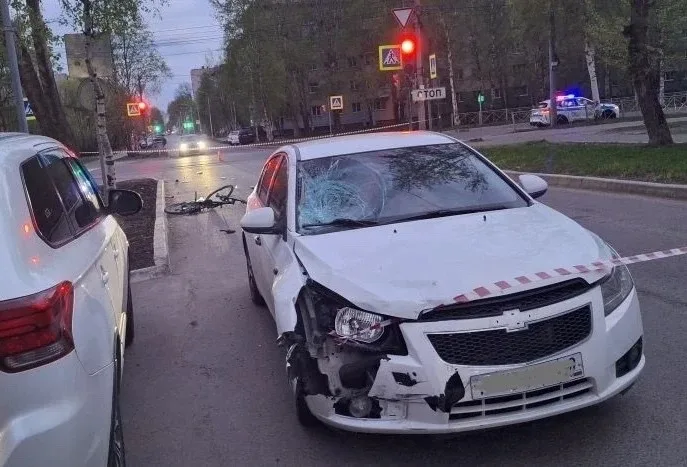 Ночное ДТП в Архангельске едва не стоило жизни велосипедисту.   Авария произошла на перекрестке Обво