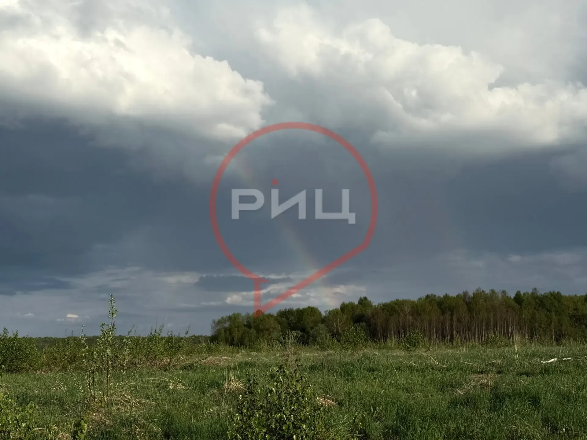 Двойная радуга повисла в Боровске над высоковским полем.