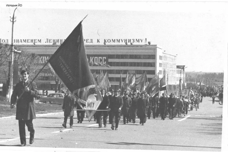 Минутка истории. Первомайская демонстрация в 1970-ые годы 🇷🇺  В начале 1980-х направление проводимых