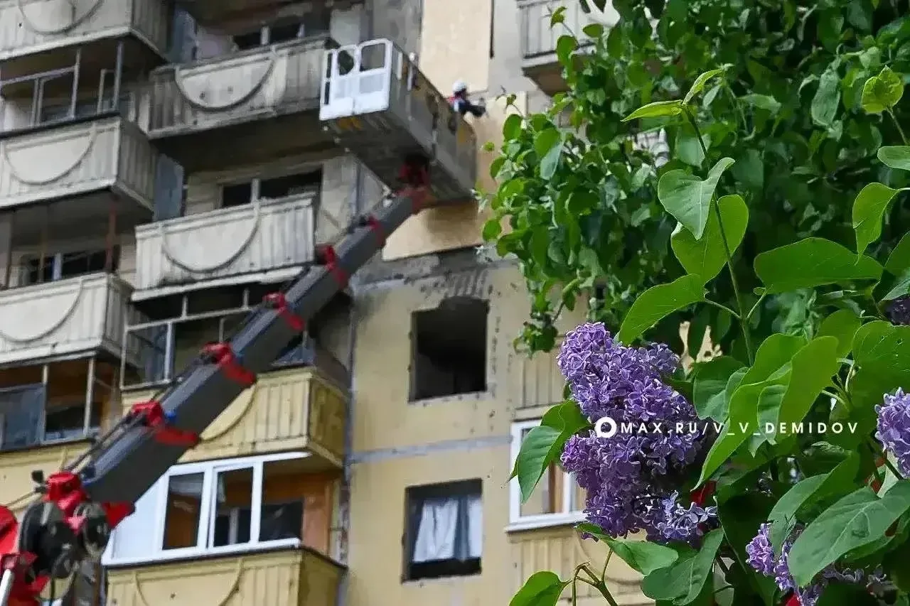 В Белгороде продолжается работа на месте вчерашнего ЧП  Валентин Демидов сообщил, что управы провели