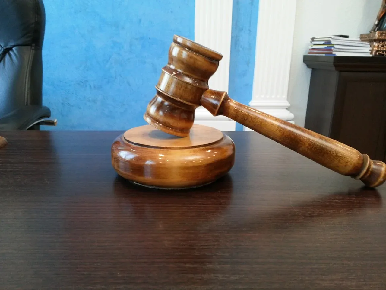 😱 Директора фирмы из Югры наказали за экстремистскую символику  Ее обнаружили на печати организации 