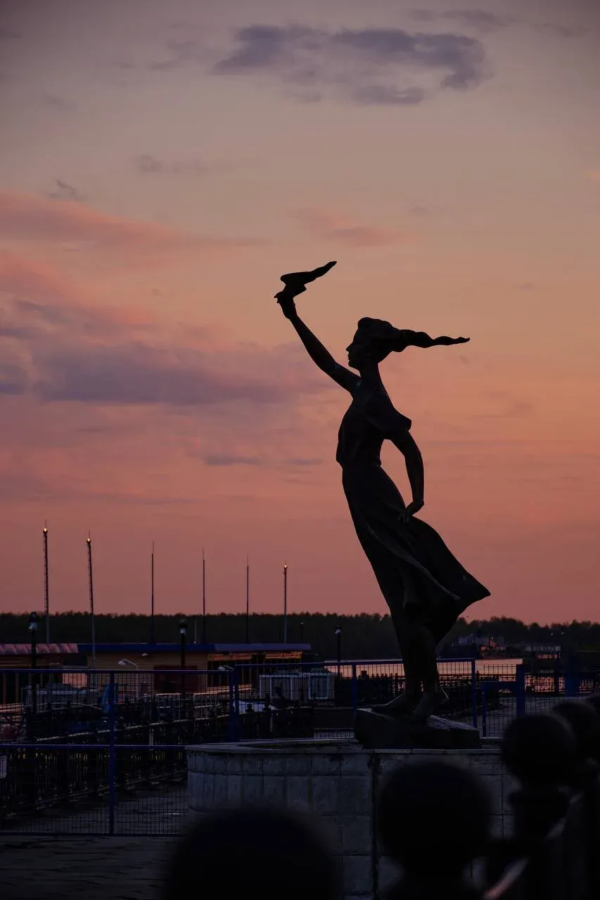 💫 Космический закат в Ханты-Мансийске.  📷 Сергей Коршилов  Подписаться на MAКС 🐟 Прислать новость 🐟