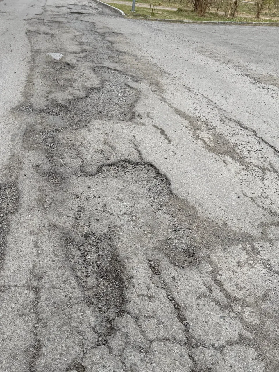 👀 Власти Ханты‑Мансийска переложили ремонт дороги на плечи жильцов.  🚚 Жильцы дома №13 на улице Югор