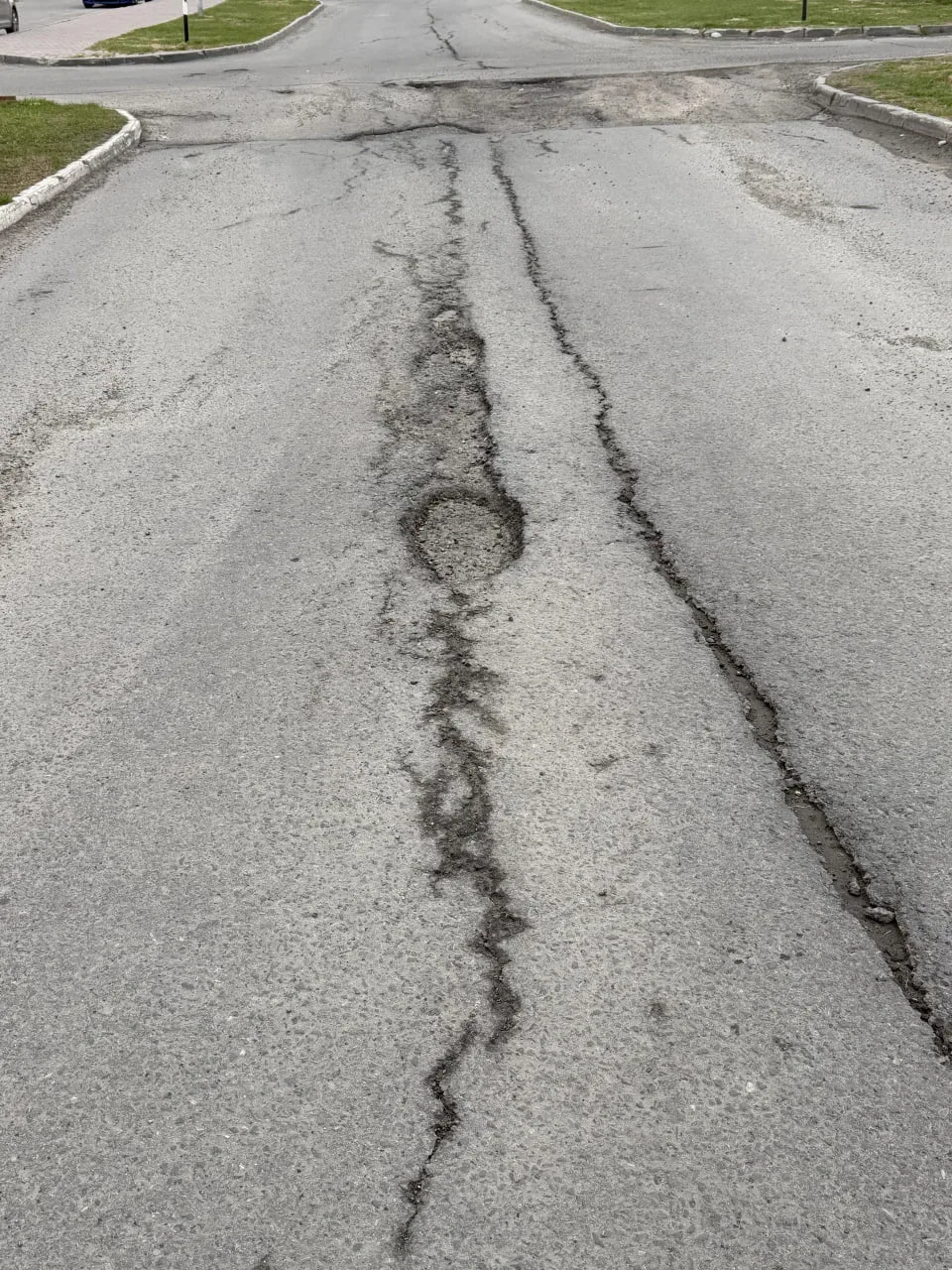 👀 Власти Ханты‑Мансийска переложили ремонт дороги на плечи жильцов.  🚚 Жильцы дома №13 на улице Югор
