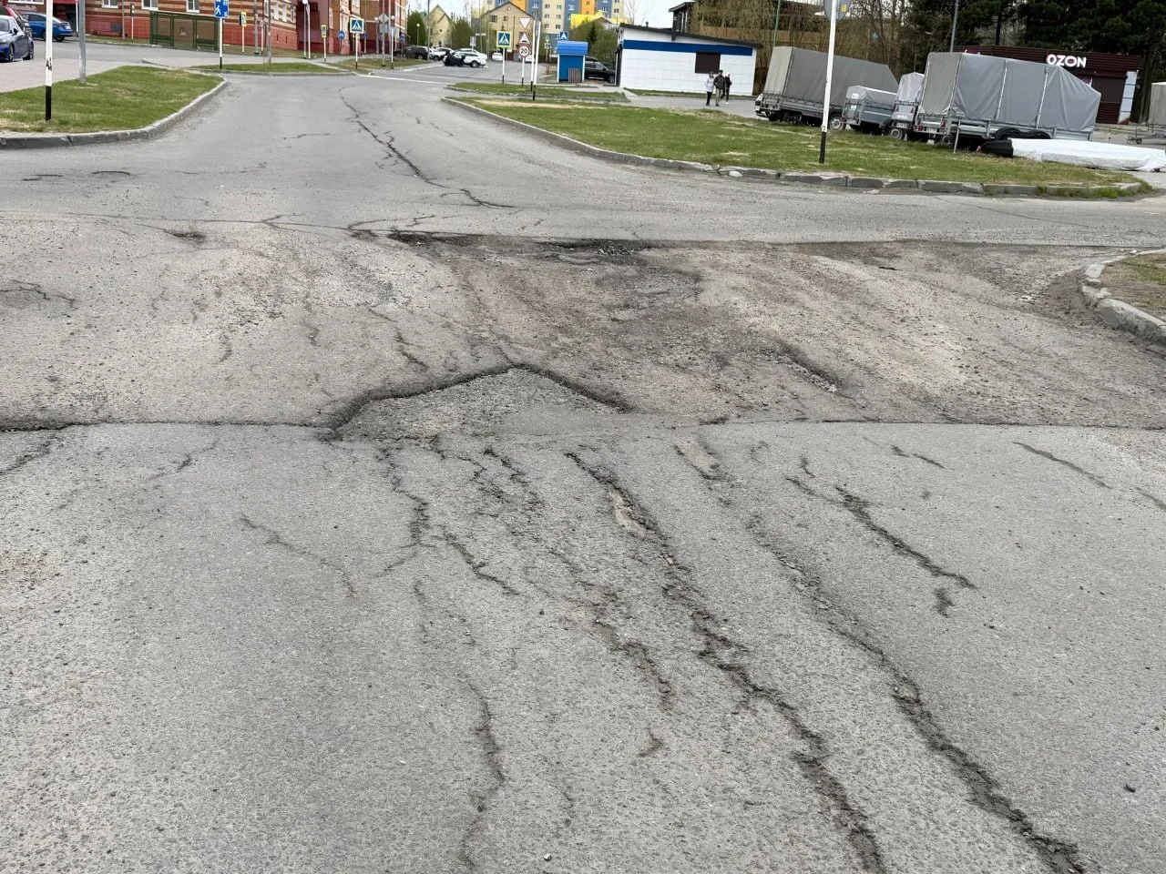 👀 Власти Ханты‑Мансийска переложили ремонт дороги на плечи жильцов.  🚚 Жильцы дома №13 на улице Югор