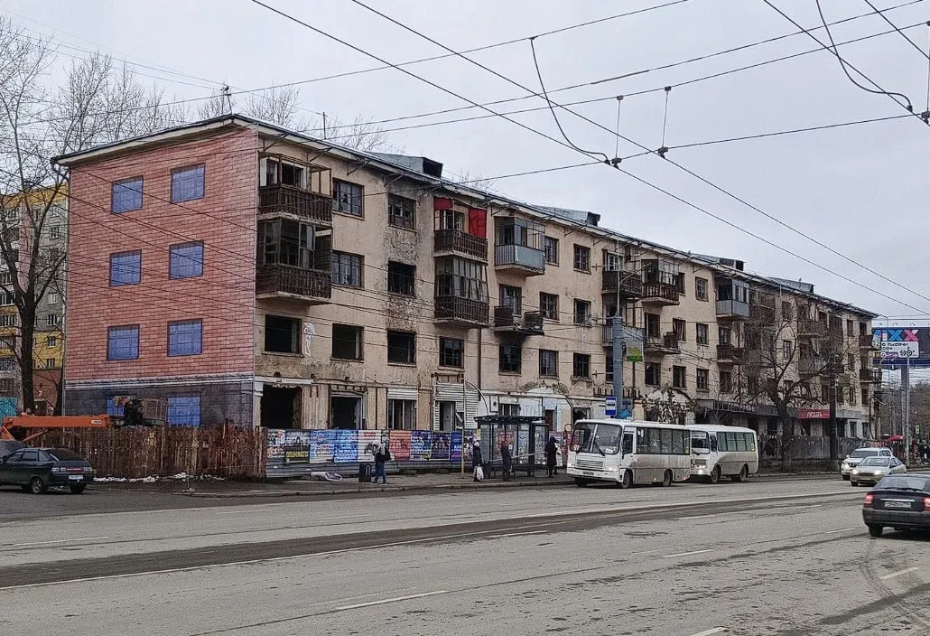 🏠 В Челябинске расселят заброшенный дом на Свердловском проспекте  Пятиэтажку признали аварийной ещё
