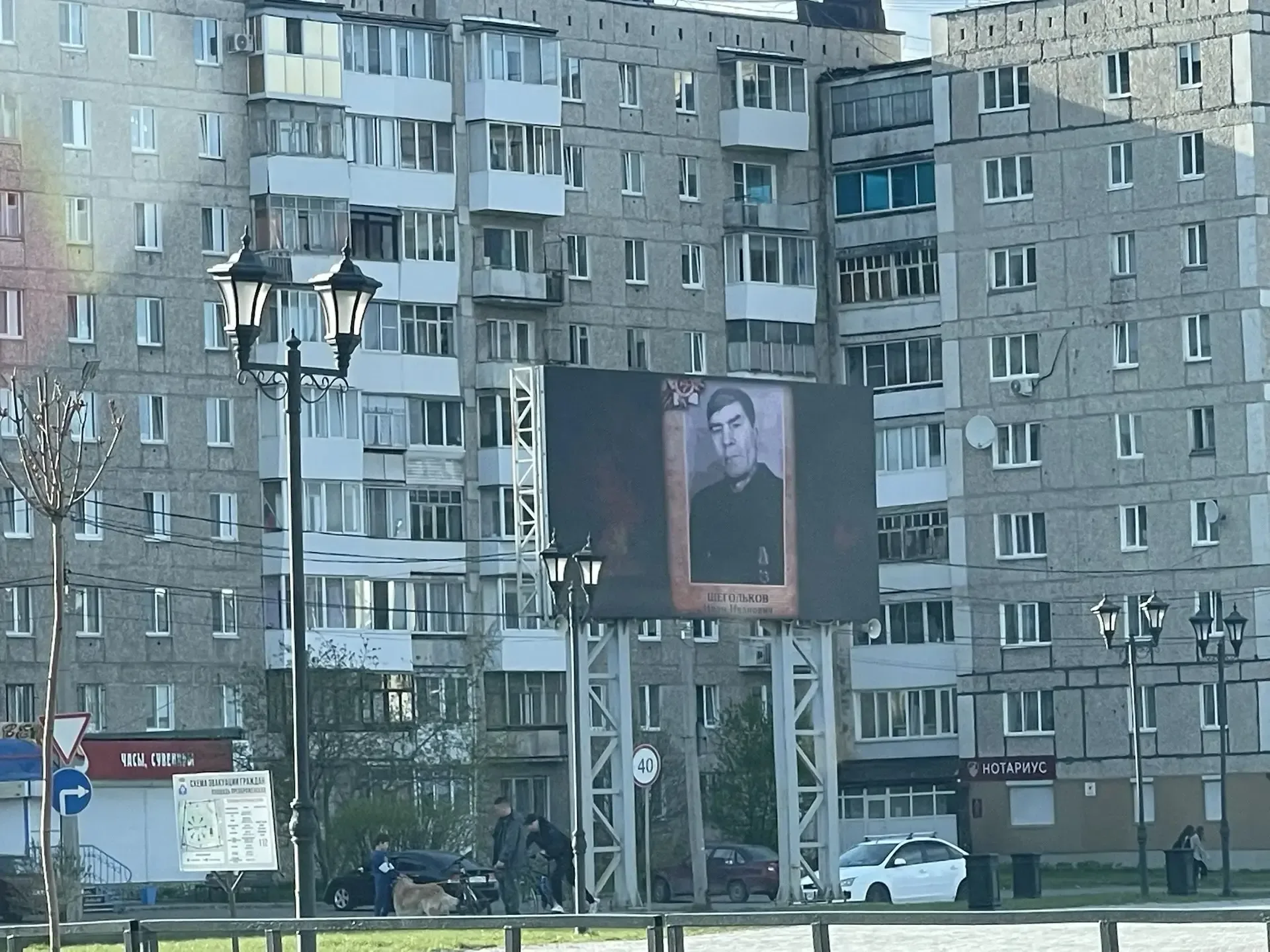 На Преображенской площади работает экран. На телевизоре показывают фотографии серовчан -фронтовиков