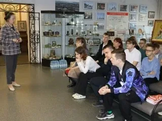 С родителями на завод  Отправились ученики Инженерной школы и будущие абитуриенты.  Такую семейную э