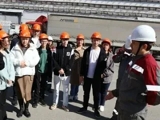С родителями на завод  Отправились ученики Инженерной школы и будущие абитуриенты.  Такую семейную э