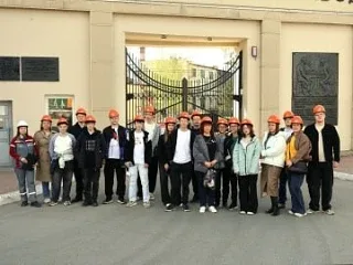 С родителями на завод  Отправились ученики Инженерной школы и будущие абитуриенты.  Такую семейную э