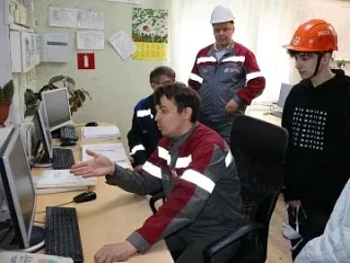 С родителями на завод  Отправились ученики Инженерной школы и будущие абитуриенты.  Такую семейную э