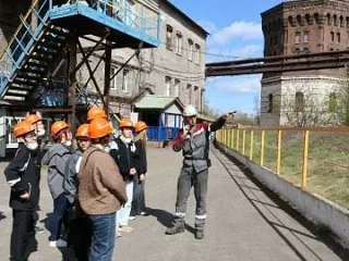 С родителями на завод  Отправились ученики Инженерной школы и будущие абитуриенты.  Такую семейную э