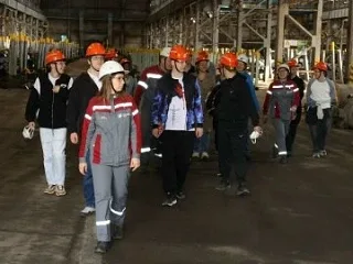 С родителями на завод  Отправились ученики Инженерной школы и будущие абитуриенты.  Такую семейную э