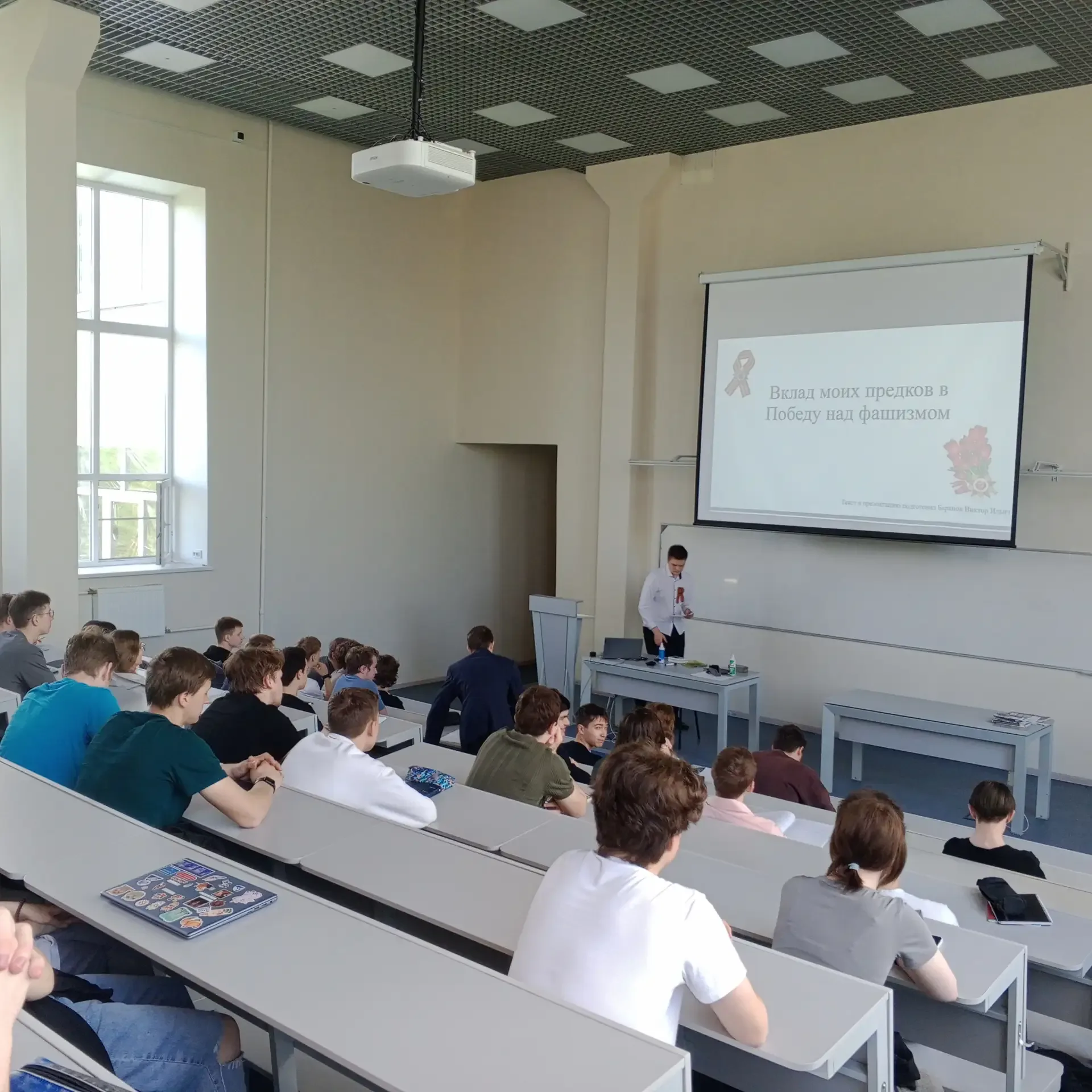 Преподаватель факультета социально-политических наук ЯрГУ Ярослав Смирнов провел круглый стол «Нет в