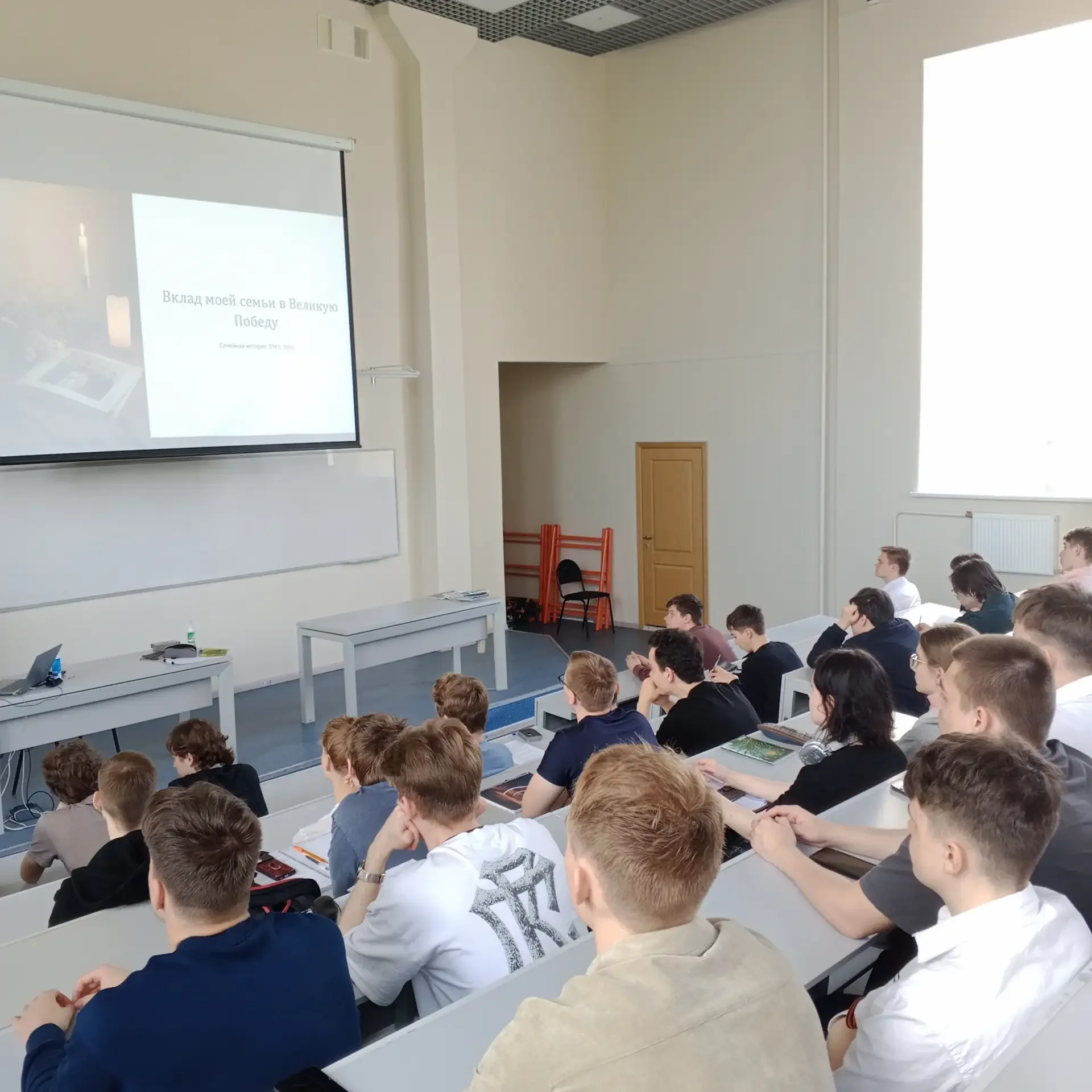 Преподаватель факультета социально-политических наук ЯрГУ Ярослав Смирнов провел круглый стол «Нет в