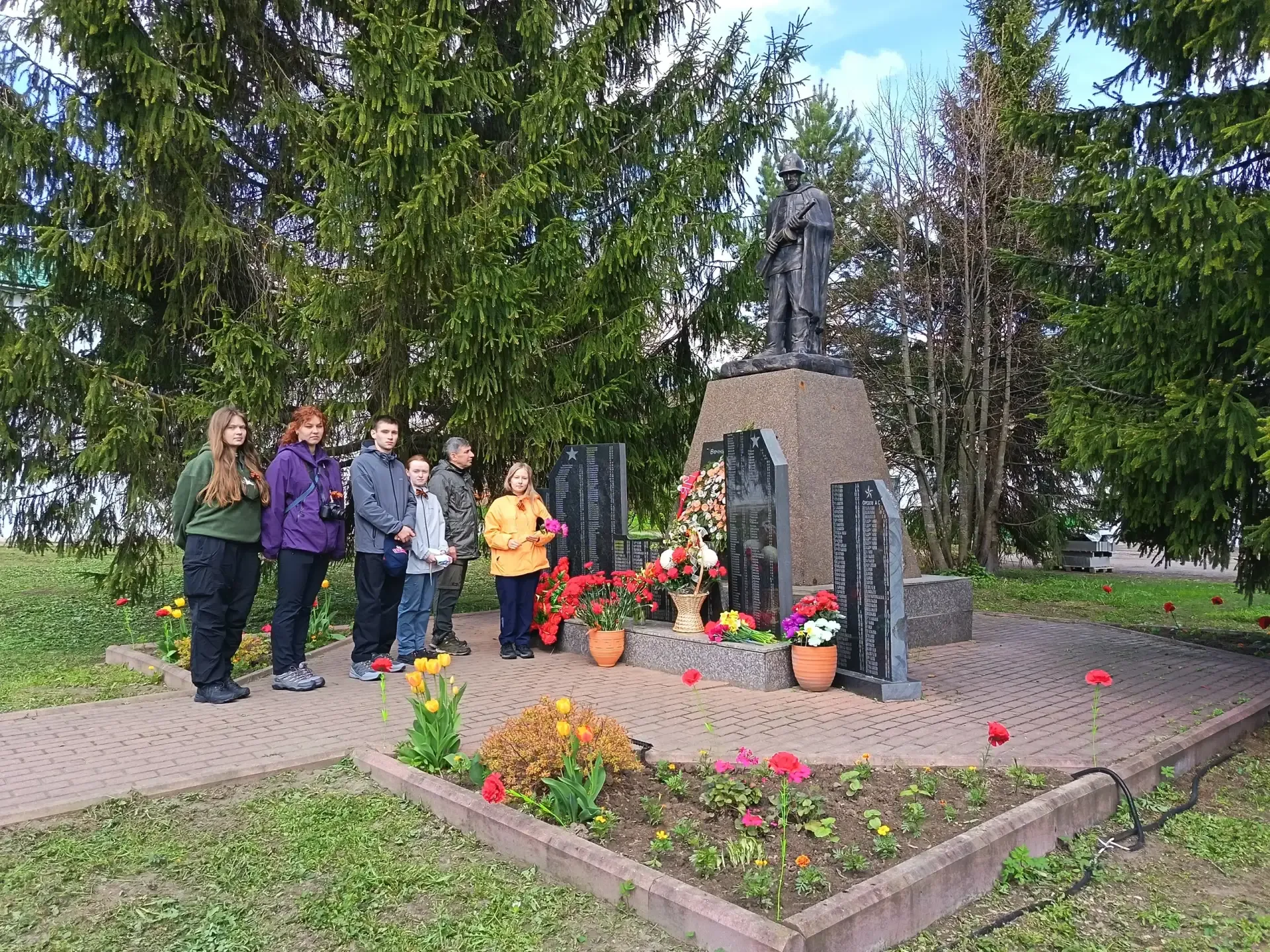👏 Студенты исторического факультета — участники Турклуба ЯрГУ «КПД 76» под руководством заведующего 