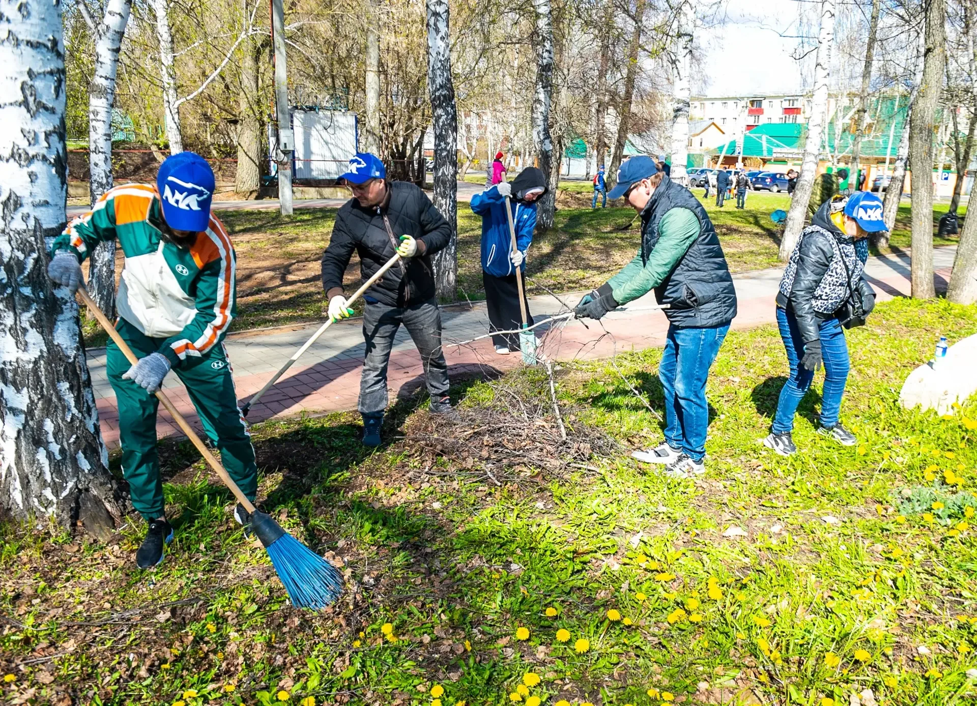 Вместе за чистоту! 🌿  Более 500 жителей Нижнекамска приняли участие в санитарно‑экологическом суббот
