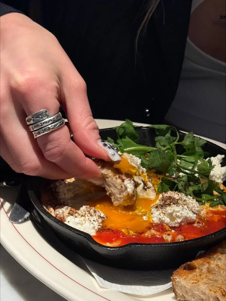 Завтрак недели: в новом бистро, где всё хочется разглядывать  Tony Bistro открылся в доходном доме Ч