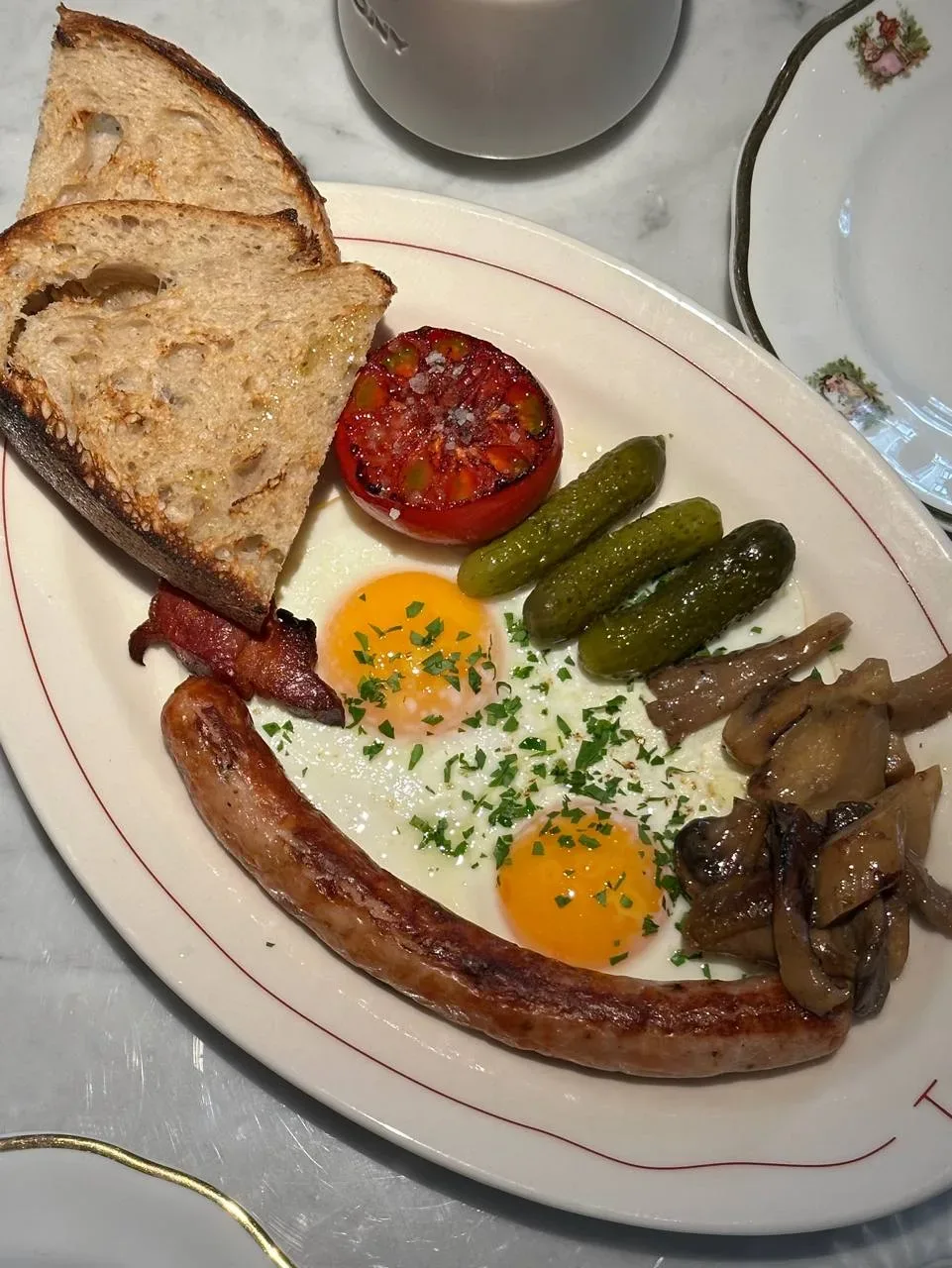 Завтрак недели: в новом бистро, где всё хочется разглядывать  Tony Bistro открылся в доходном доме Ч