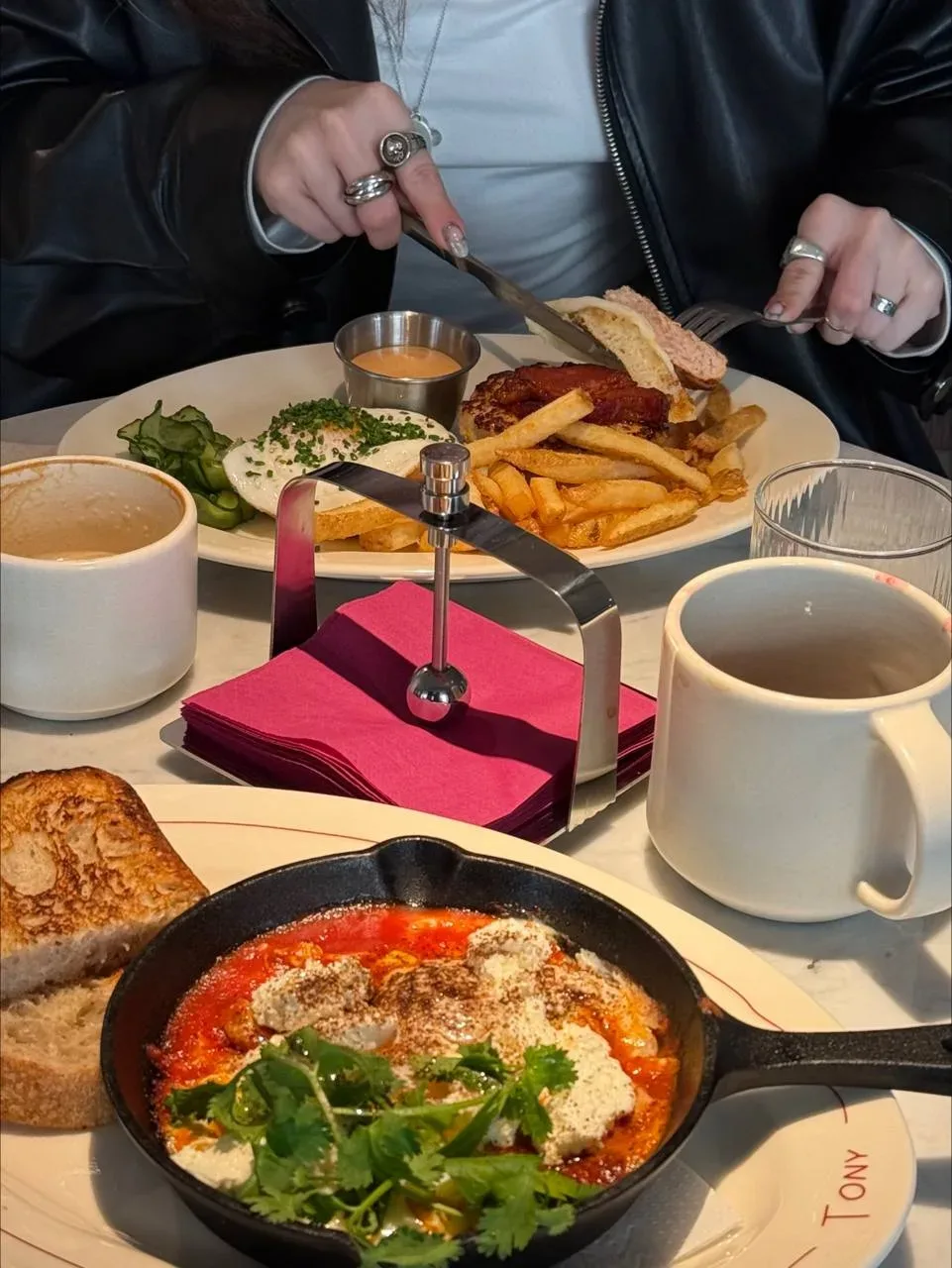 Завтрак недели: в новом бистро, где всё хочется разглядывать  Tony Bistro открылся в доходном доме Ч