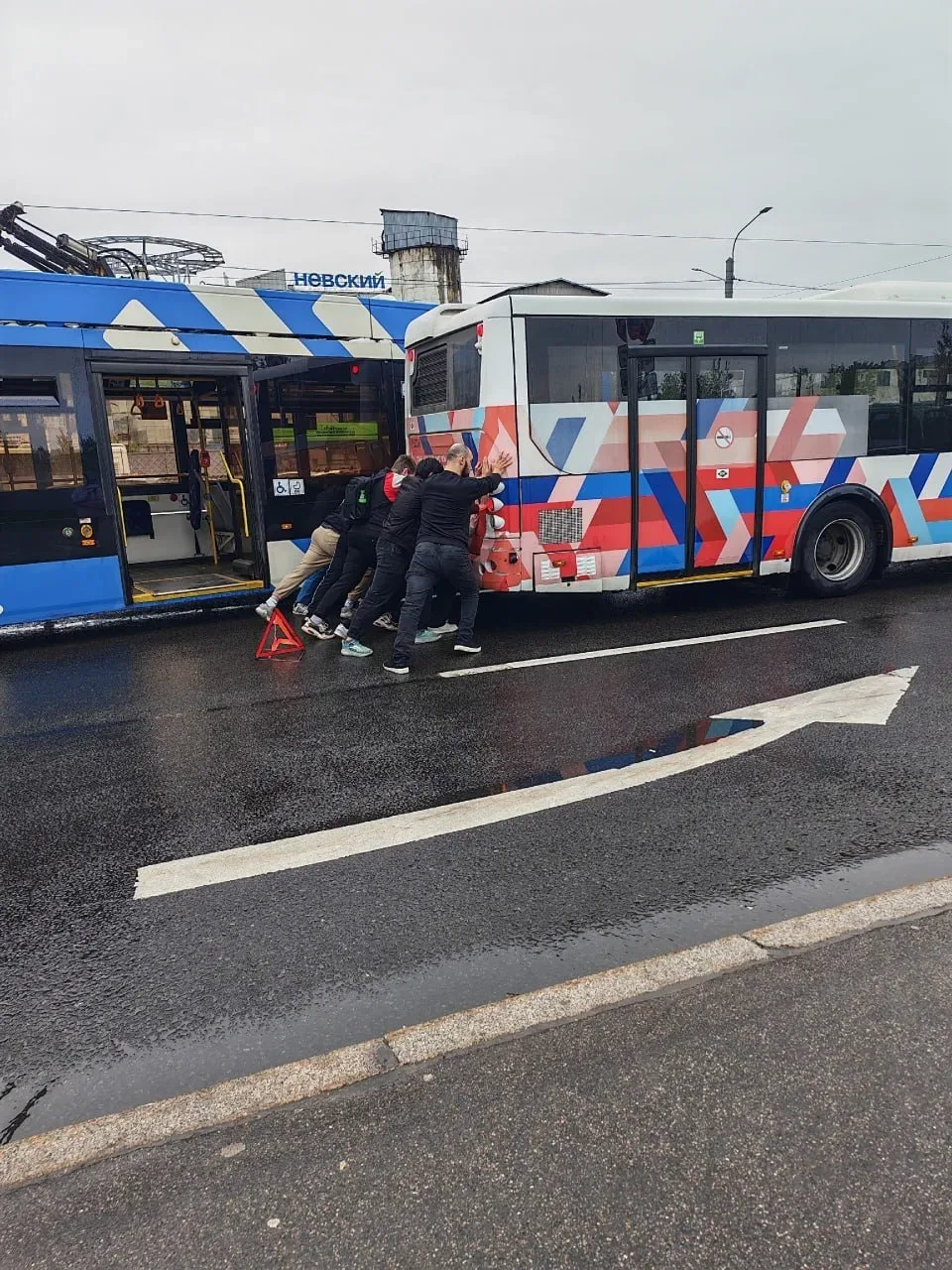 🚌 У Дыбенко сломался автобус №596Б — движение в сторону Кудрово парализовало  По словам очевидцев, а