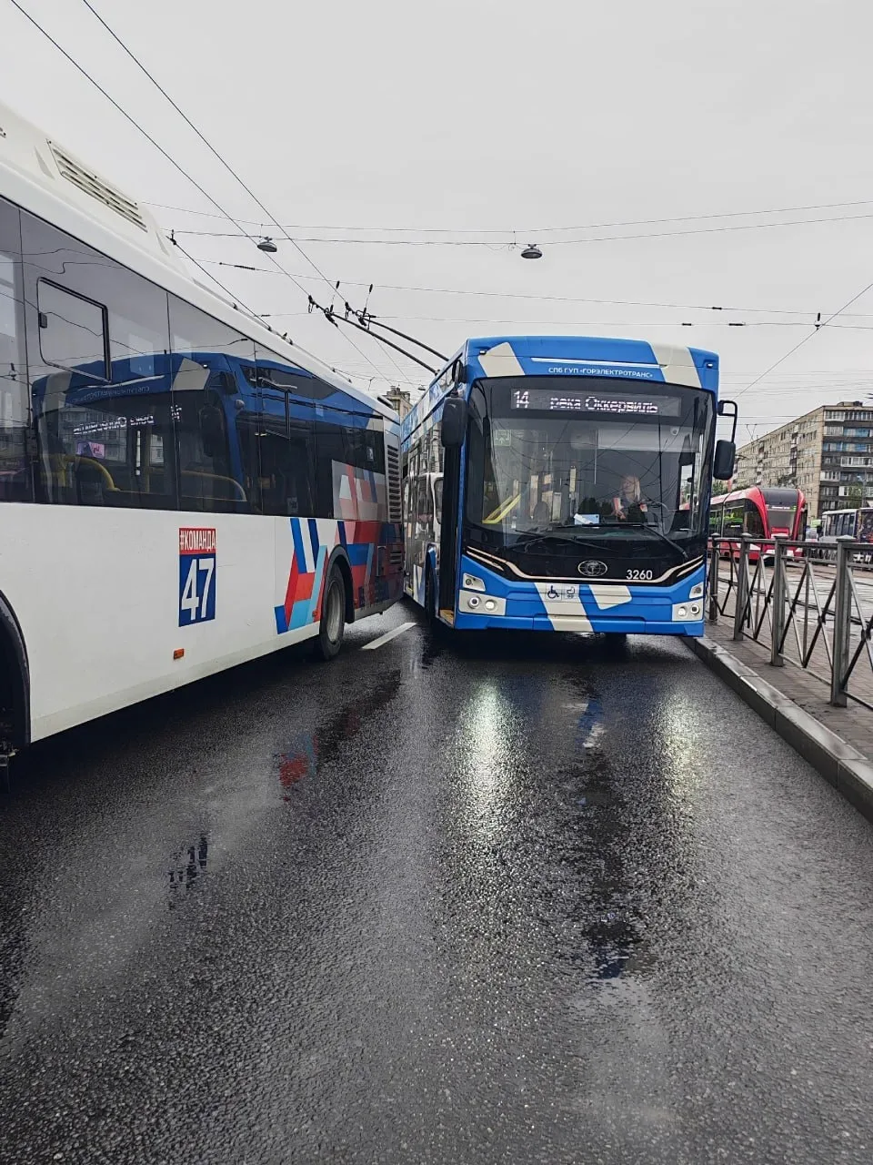 🚌 У Дыбенко сломался автобус №596Б — движение в сторону Кудрово парализовало  По словам очевидцев, а