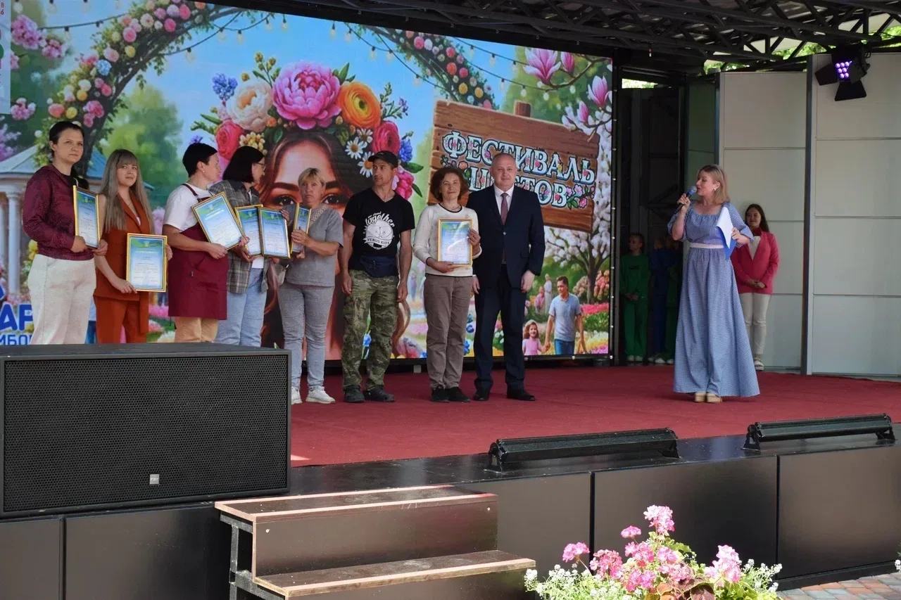Сегодня в Тамбове стартовал ежегодный городской Фестиваль цветов. Его участниками стали более 130 лу