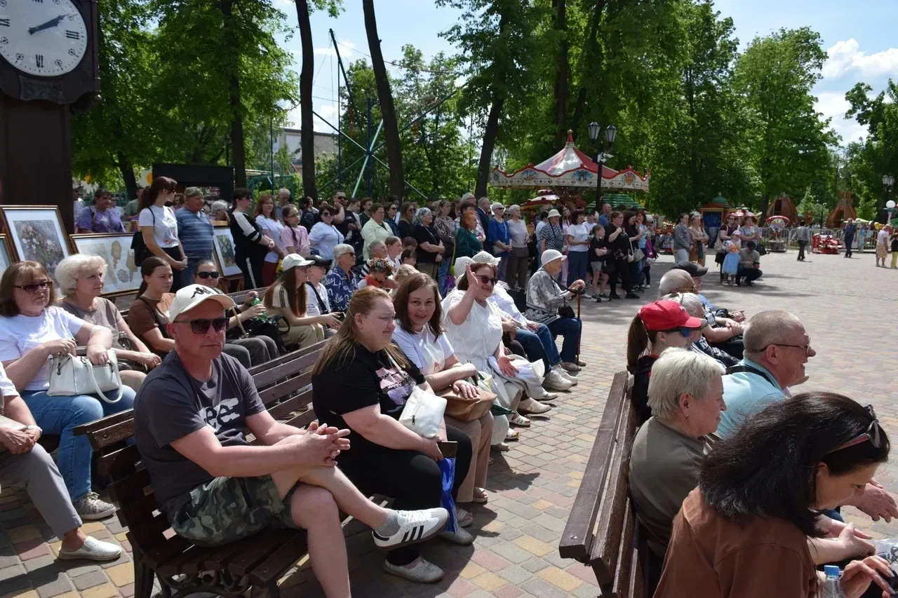 Сегодня в Тамбове стартовал ежегодный городской Фестиваль цветов. Его участниками стали более 130 лу