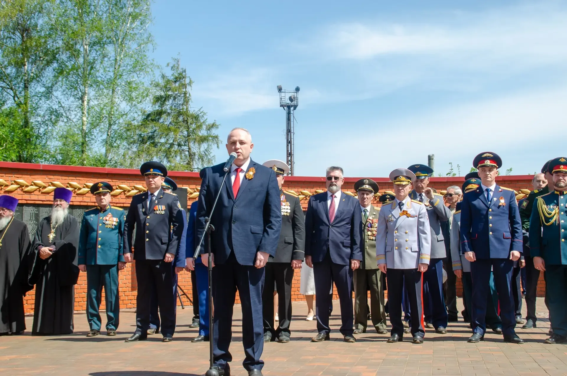 В полдень у мемориала «Скорбящая мать» на Воздвиженском кладбище почтили минутой молчания память пог