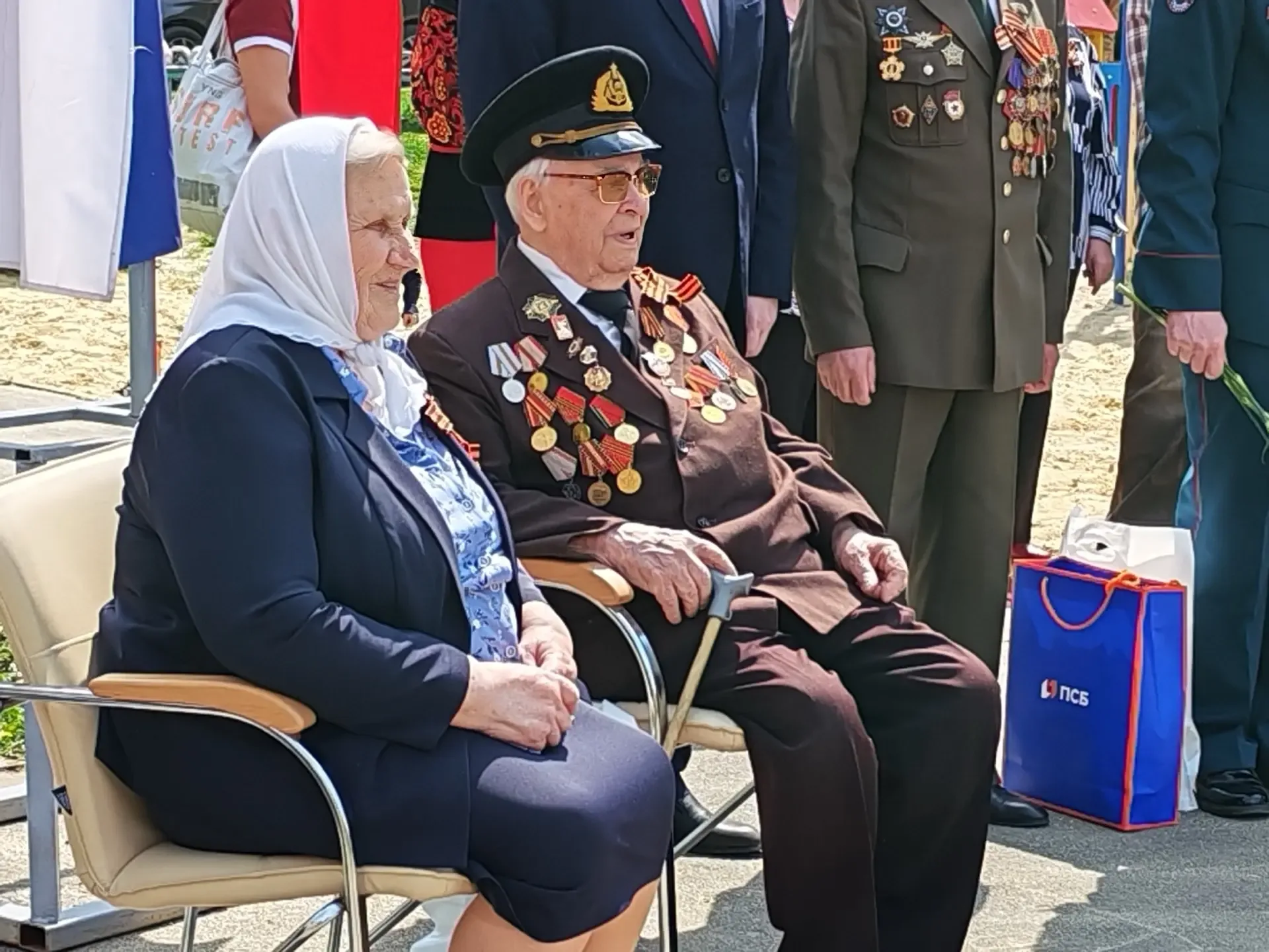 Продолжаем поздравлять наших дорогих ветеранов. Сегодня звучат песни военных лет, дети читают трогат