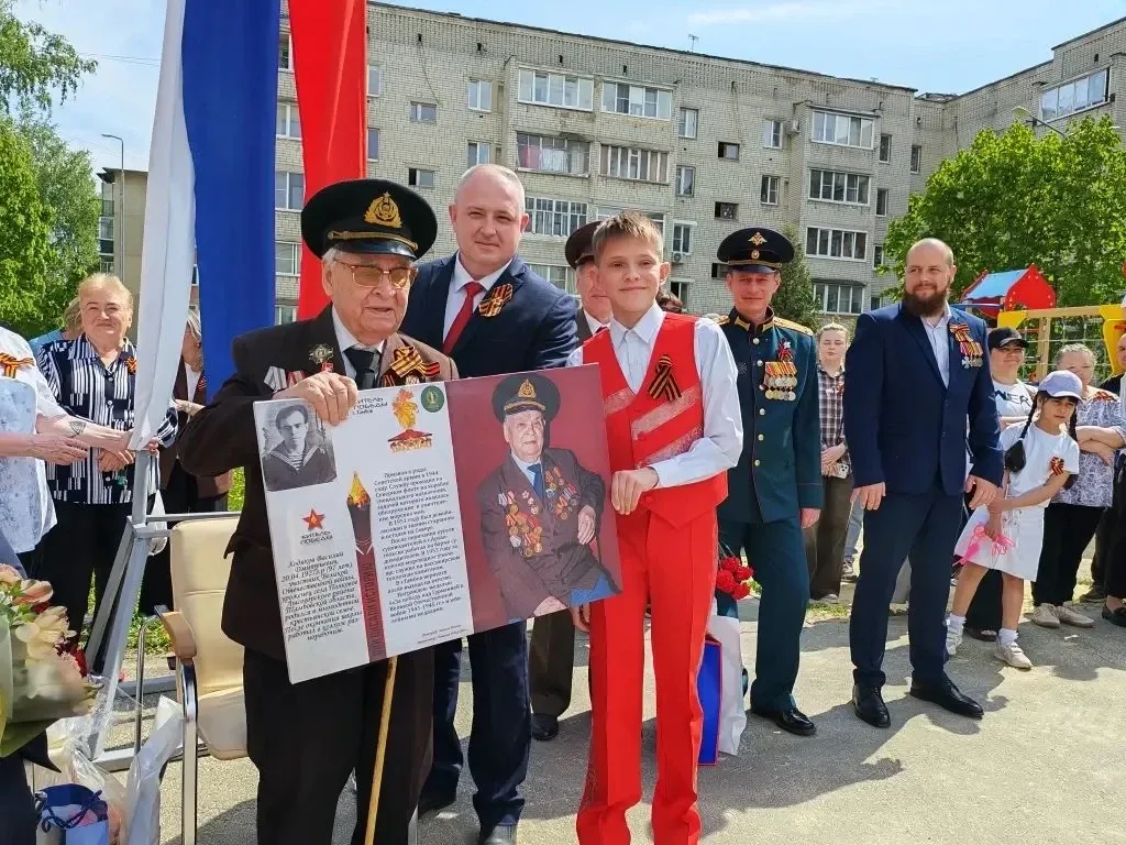 Продолжаем поздравлять наших дорогих ветеранов. Сегодня звучат песни военных лет, дети читают трогат