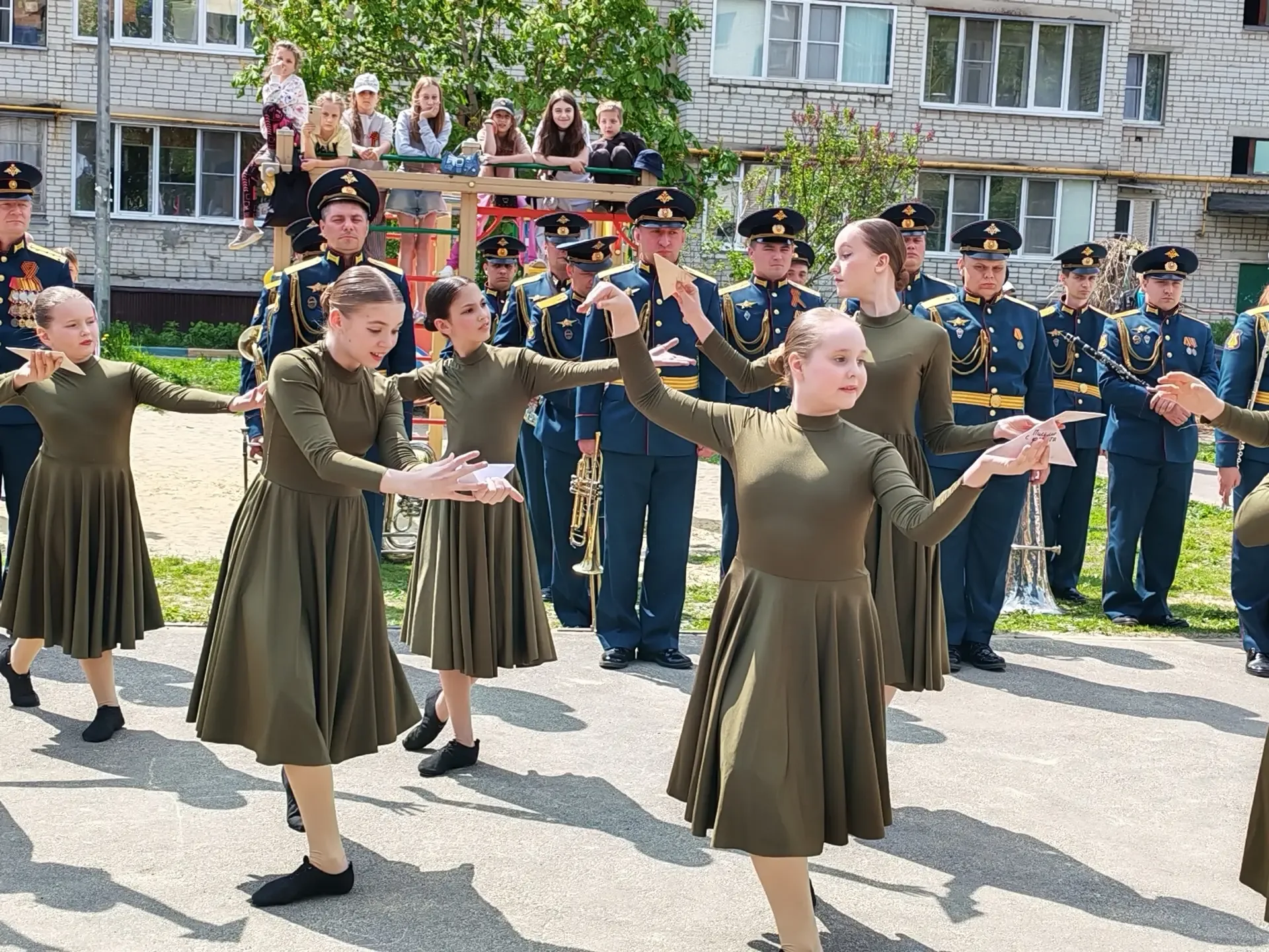 Продолжаем поздравлять наших дорогих ветеранов. Сегодня звучат песни военных лет, дети читают трогат