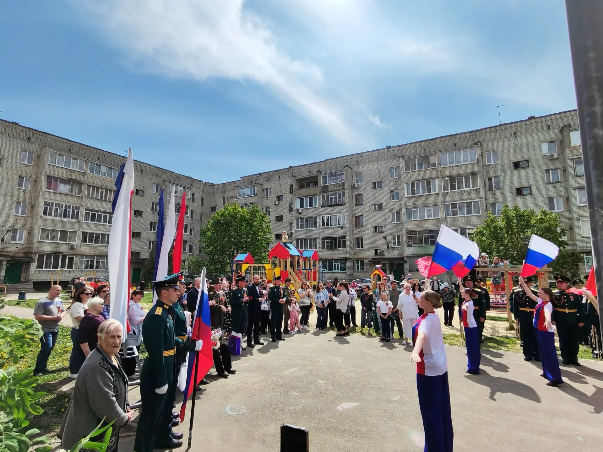 Продолжаем поздравлять наших дорогих ветеранов. Сегодня звучат песни военных лет, дети читают трогат