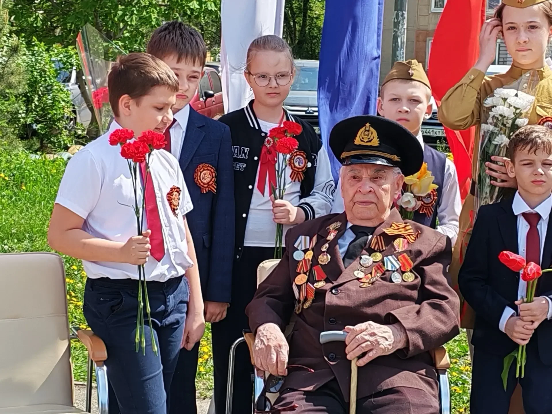 Продолжаем поздравлять наших дорогих ветеранов. Сегодня звучат песни военных лет, дети читают трогат