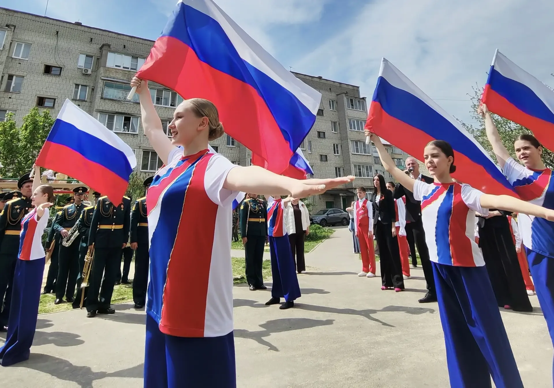 Продолжаем поздравлять наших дорогих ветеранов. Сегодня звучат песни военных лет, дети читают трогат