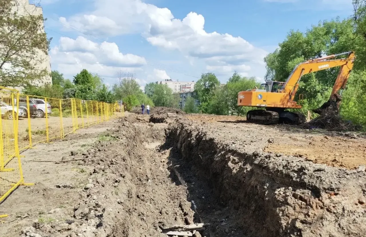 Проинспектировал ход работ по замене изношенных квартальных сетей на прибрежной территории реки Студ