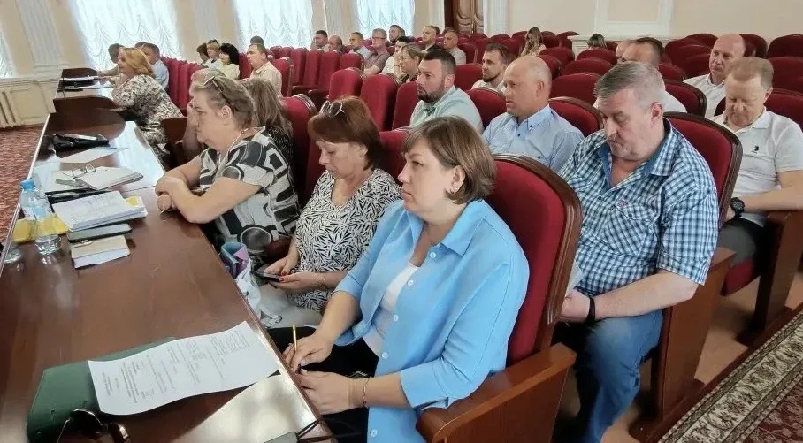 Провёл большое совещание с руководителями ресурсоснабжающих организаций и управляющих компаний, в хо